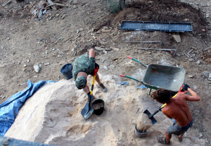 Volunteers from Portugal and Germany applying traditional techniques of eco-construction.